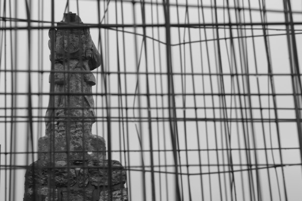 Serge-Philippe-Lecourt-2014-Monument-aux-morts-en-travaux-sous-la-pluie-2