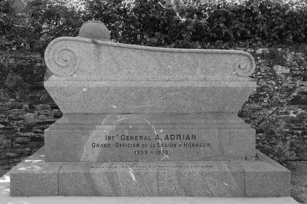 2015-05-Genêts-Tombe général Adrien-inventeur casque Poilus-2 2