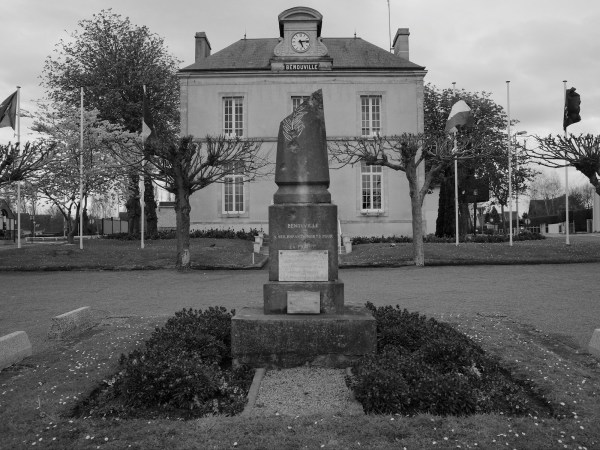 serge-philippe-lecourt-2016-monument-aux-morts-benouville-14-1