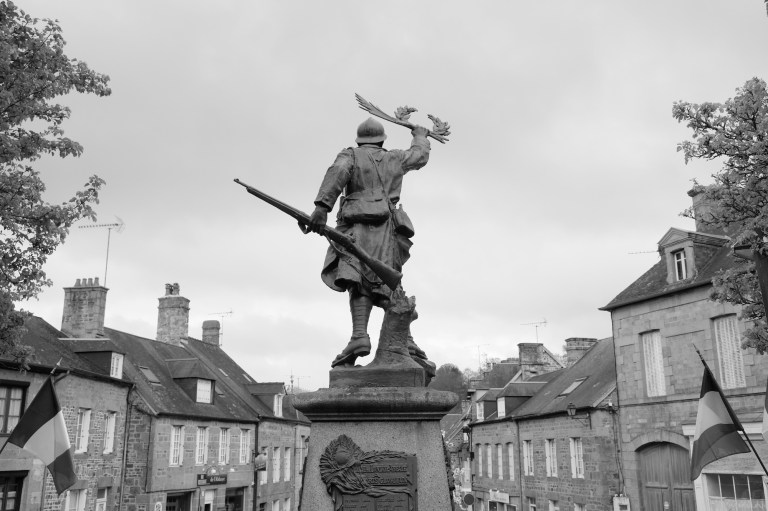 Serge-Philippe-Lecourt-2017-04-Monument-aux-morts-Lonlay-l-abbaye-61-3