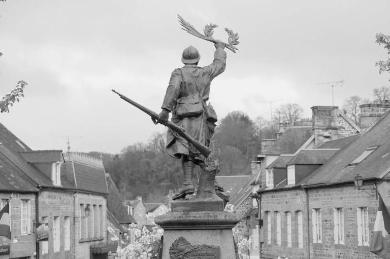 Serge-Philippe-Lecourt-2017-04-Monument-aux-morts-Lonlay-l-abbaye-61-4