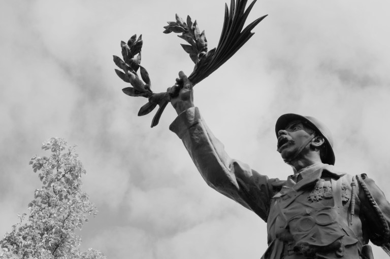 Serge-Philippe-Lecourt-2017-04-Monument-aux-morts-Lonlay-l-abbaye-61-51