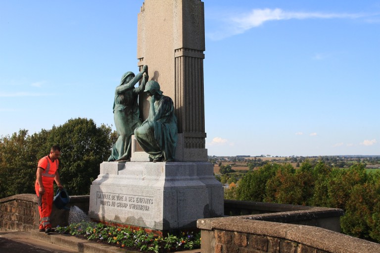 Serge-Philippe-Lecourt-201810-Monument-aux-morts-Vire-cimetiere-5